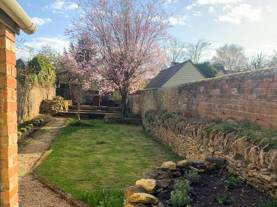 Cosy Cottage In Moreton-In-Marsh Екстериор снимка
